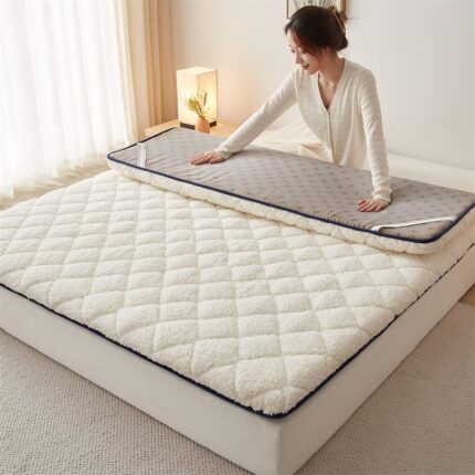 Lambswool mattress topper